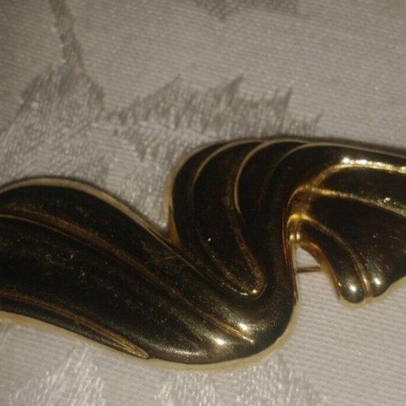 Vintage Gold Tone Shinny Finish Ribbon Brooch Flowy - Picture 1 of 5